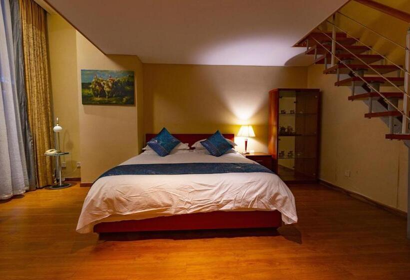 חדר משפחתי, East King Business