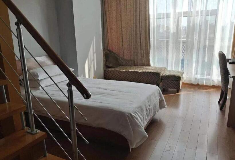 חדר משפחתי, East King Business