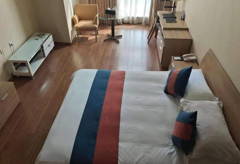 חדר משפחתי, East King Business