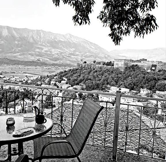 豪华三人间, Panoramic Vlachos