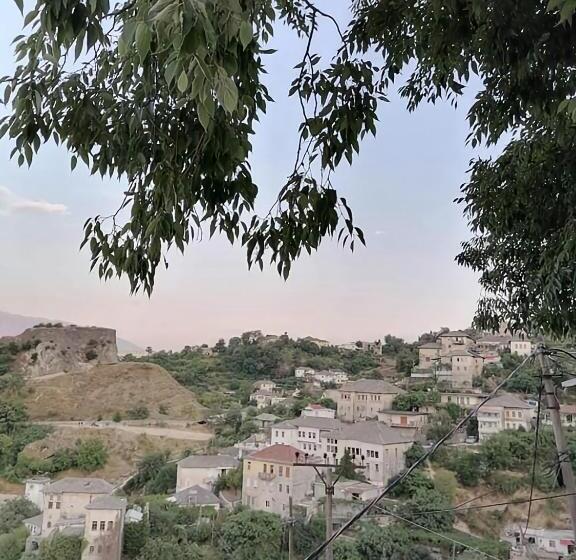 豪华三人间, Panoramic Vlachos