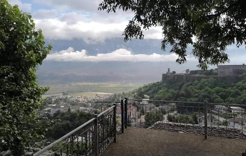 豪华三人间, Panoramic Vlachos