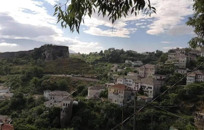 豪华三人间, Panoramic Vlachos