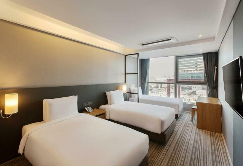 标准三人间, Adela