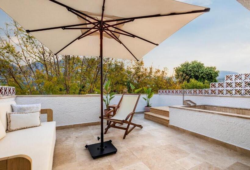 配有游泳池的小型套房, Yonca Anjelika Otel