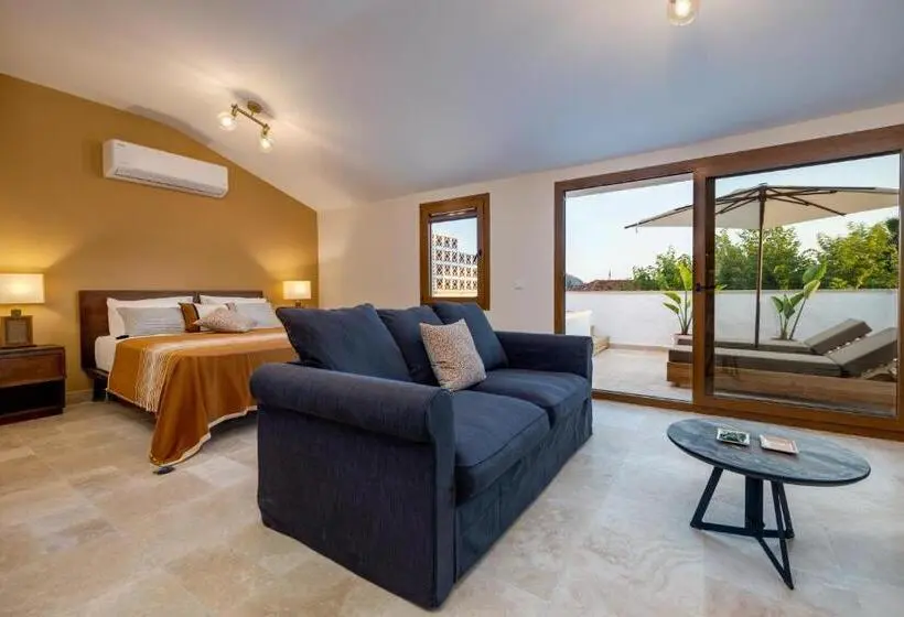 سوئیت جونیور با استخر, Yonca Anjelika Otel