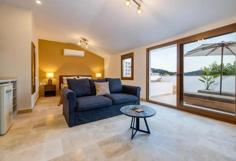 سوئیت جونیور با استخر, Yonca Anjelika Otel