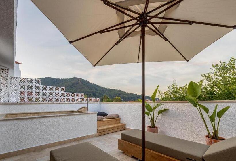 配有游泳池的小型套房, Yonca Anjelika Otel