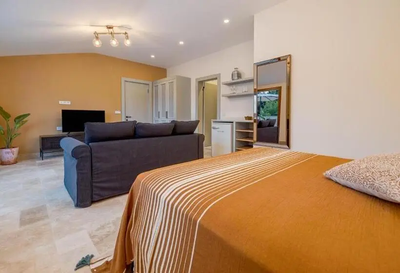 سوئیت جونیور با استخر, Yonca Anjelika Otel