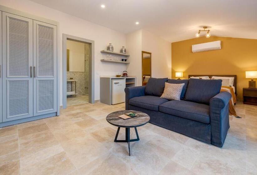 配有游泳池的小型套房, Yonca Anjelika Otel