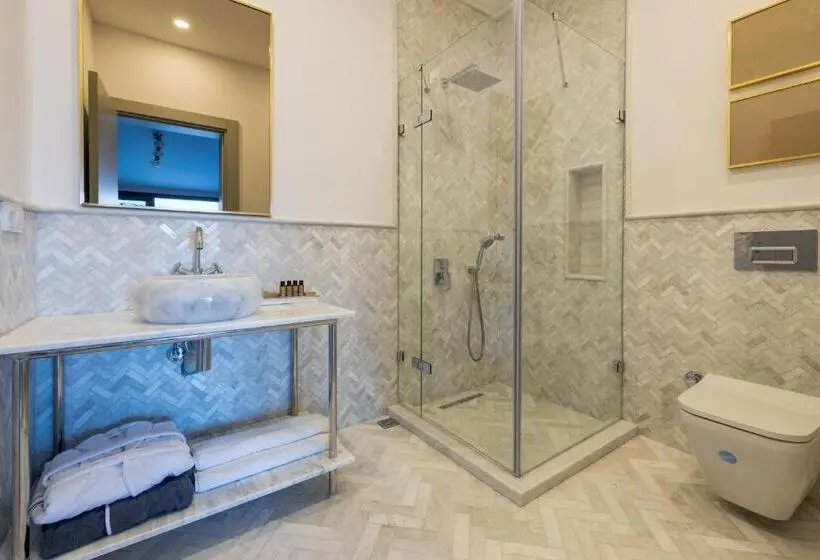 سوئیت جونیور با استخر, Yonca Anjelika Otel