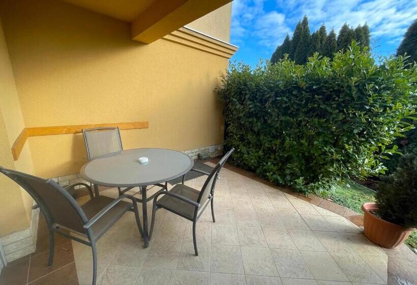 テラス付きスタンダードワンルーム, Garda Wellness Apartmanház