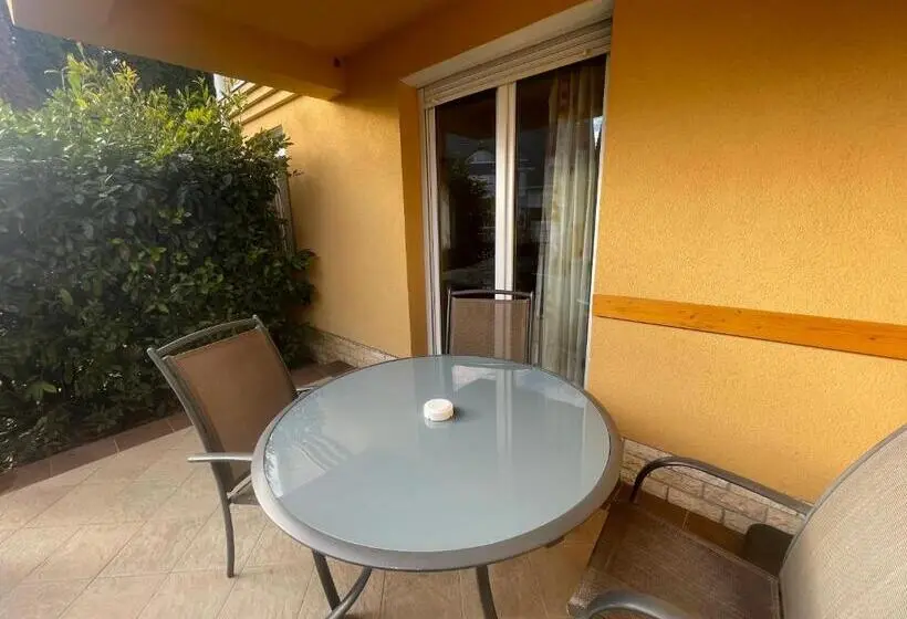 テラス付きスタンダードワンルーム, Garda Wellness Apartmanház