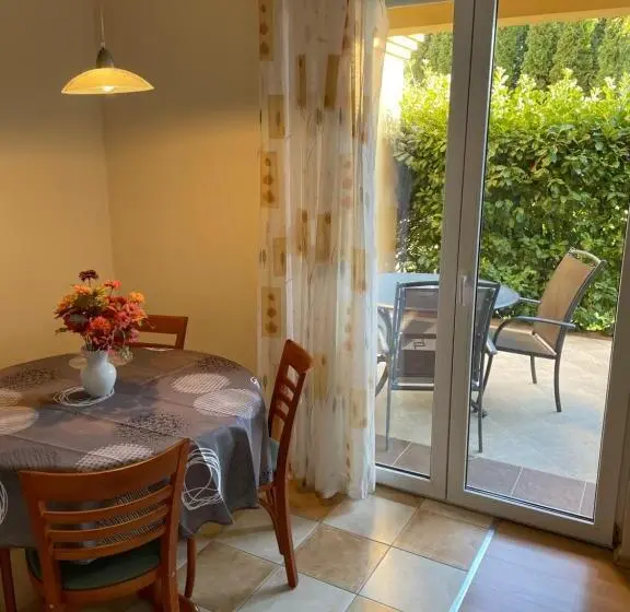 テラス付きスタンダードワンルーム, Garda Wellness Apartmanház