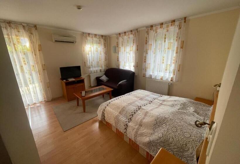 テラス付きスタンダードワンルーム, Garda Wellness Apartmanház