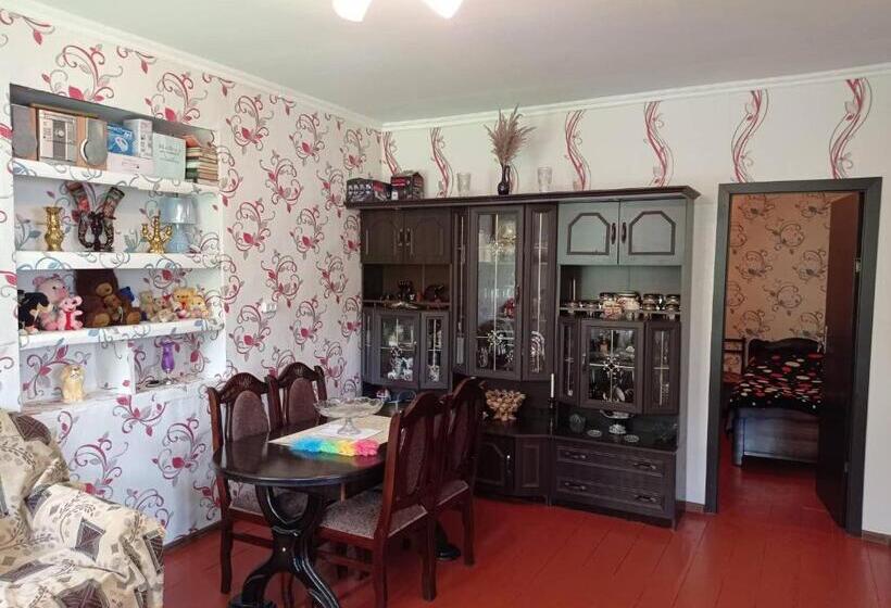 اتاق استاندارد سه نفره, Iamze S Guest House