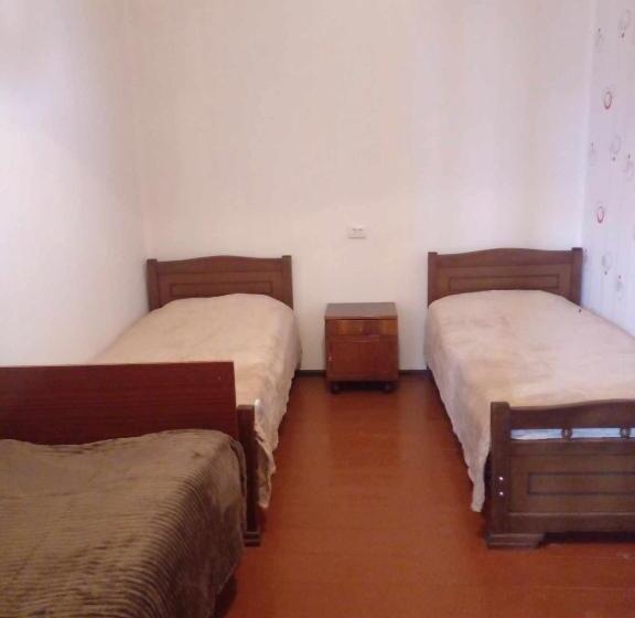 اتاق استاندارد سه نفره, Iamze S Guest House