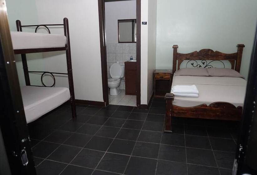 اتاق خانوادگی, El Tucan Alajuela