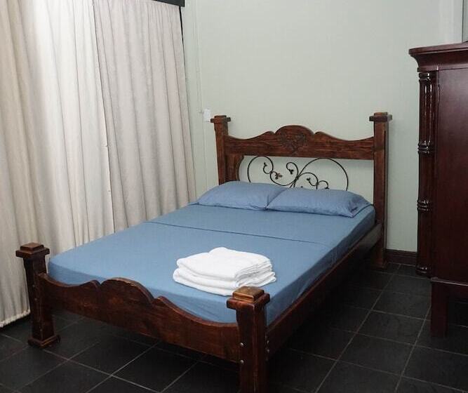 اتاق خانوادگی, El Tucan Alajuela