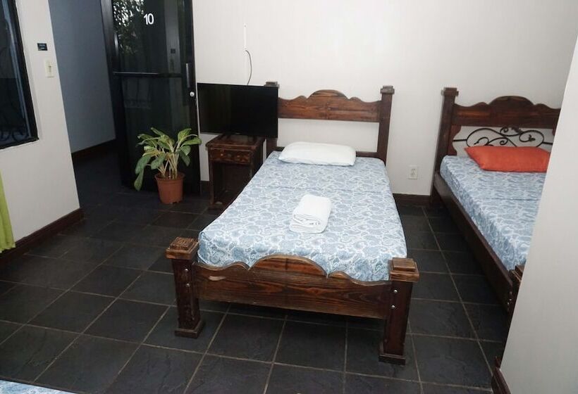 اتاق خانوادگی, El Tucan Alajuela