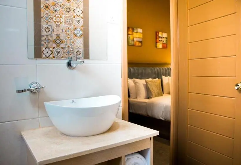 Chambre Familiale, Horizon Entebbe