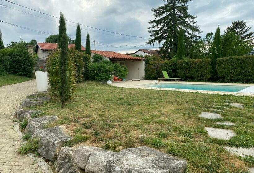 标准房带园景, Les Berouds