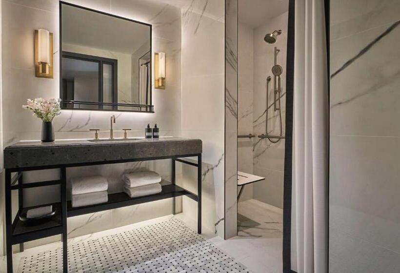 اتاق استاندارد با تخت بزرگ برای معلولان, Pendry Washington Dc   The Wharf