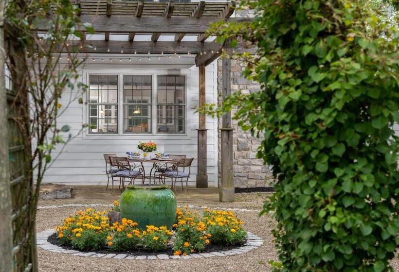 غرفة عائلية, Apple Pony Inn