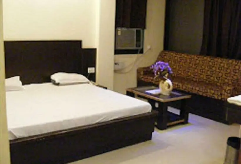 デラックスルーム, Gurudev Palace, Banda Couples Not Allowed