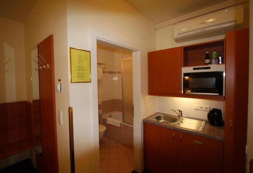 استودیوی استاندارد, Suite Hotel 900 M Zur Oper