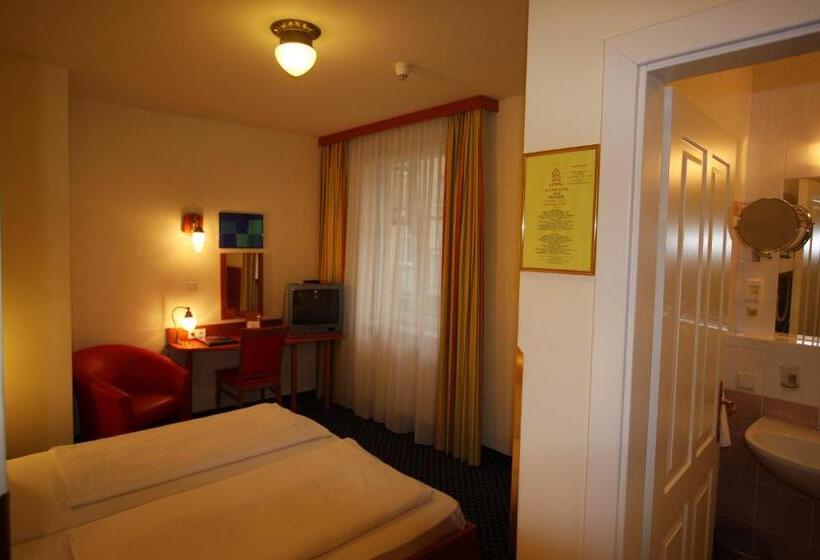استودیوی استاندارد, Suite Hotel 900 M Zur Oper