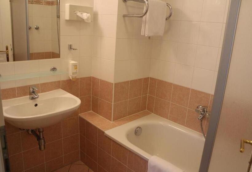 سوییت, Suite Hotel 900 M Zur Oper