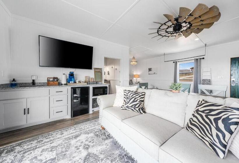 스위트 킹사이즈 침대, Blue Hills Ranch