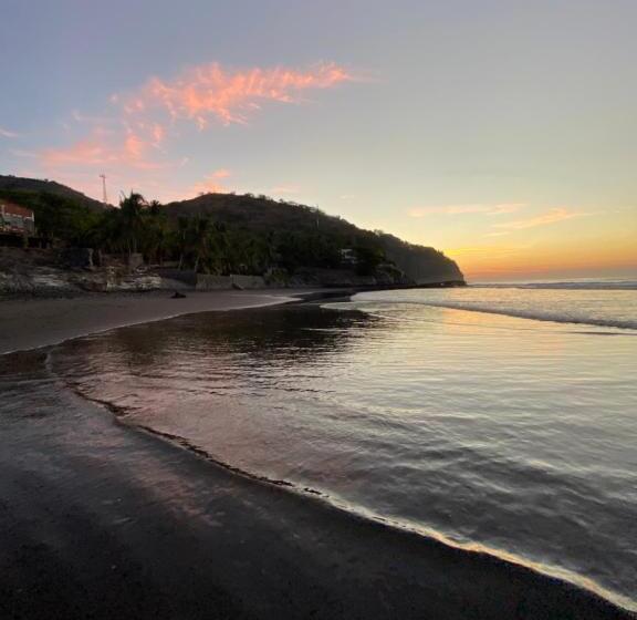 اتاق خانوادگی, Lote 44 Guesthouse