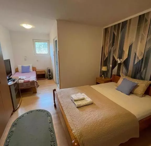 اتاق استاندارد سه نفره, Guest House Luxotel