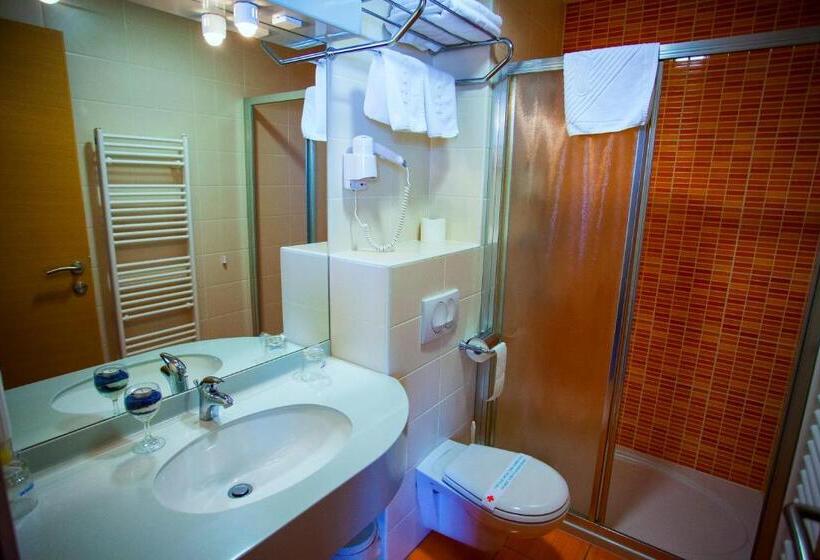 اتاق استاندارد سه نفره, Bela Krajina