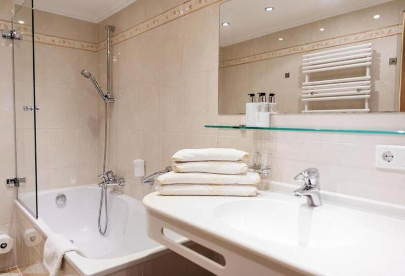 Family Suite, Kristall