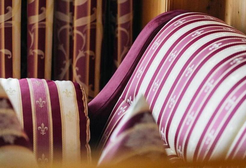 جناح جونيور, Kristall