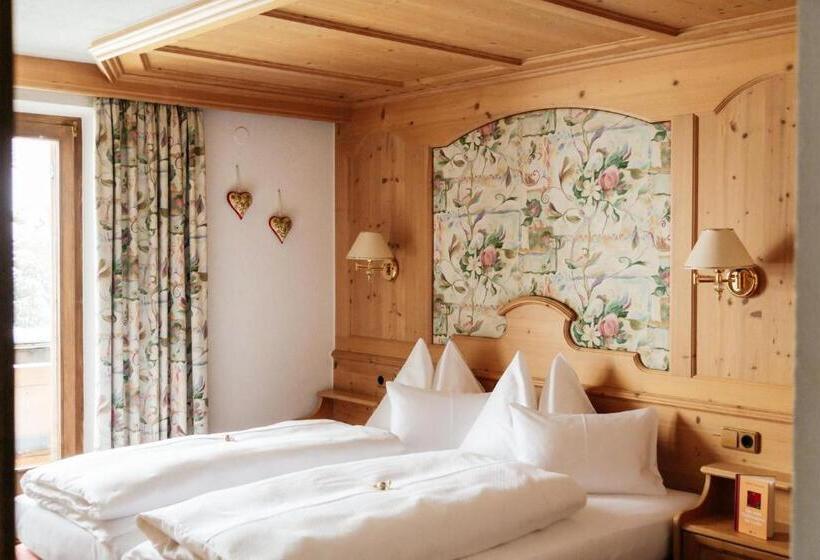 جناح جونيور, Kristall