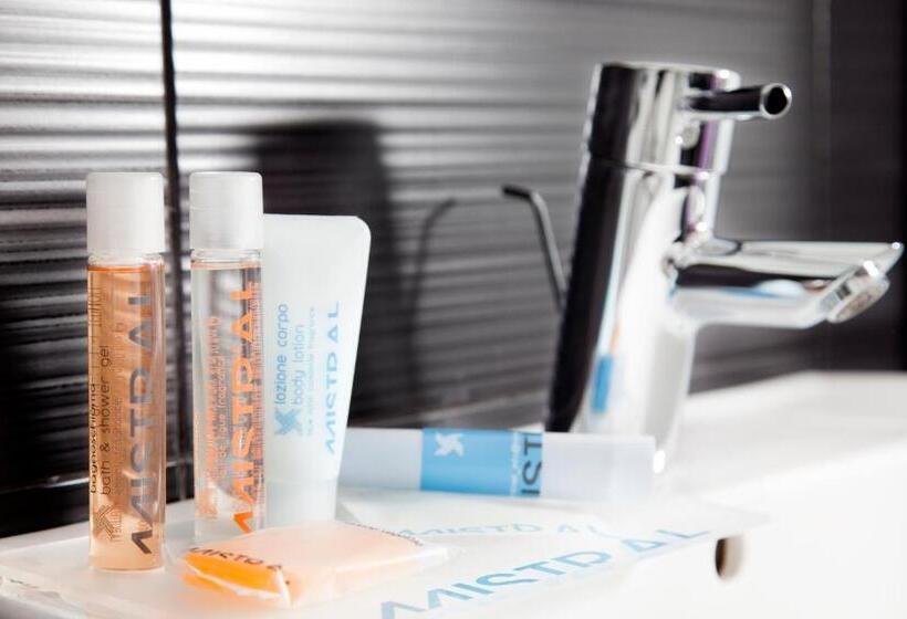 标准三人间, Mistral