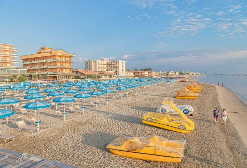 اتاق استاندارد چهار تخته, Cola Frontemare