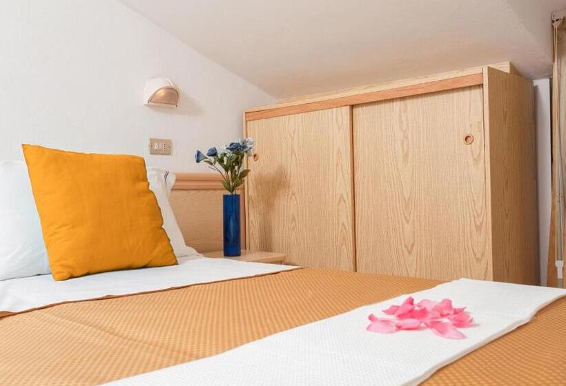 اتاق اکونومی, Cola Frontemare