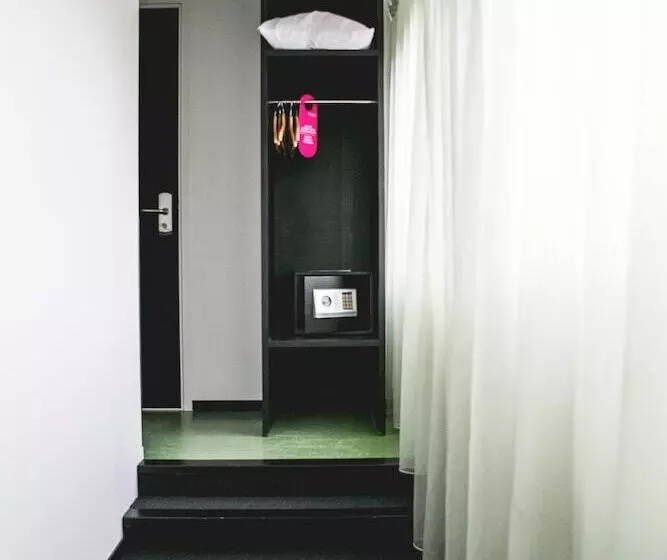 Standard Room, Finn
