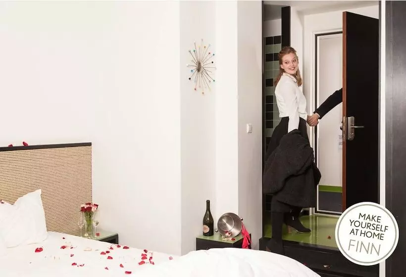 Standard Room, Finn