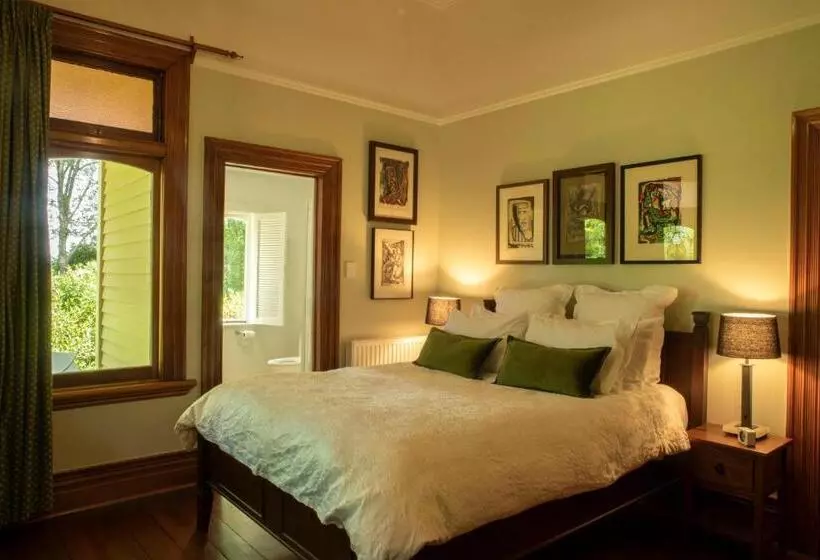 Superior-huone, Hawthorne House