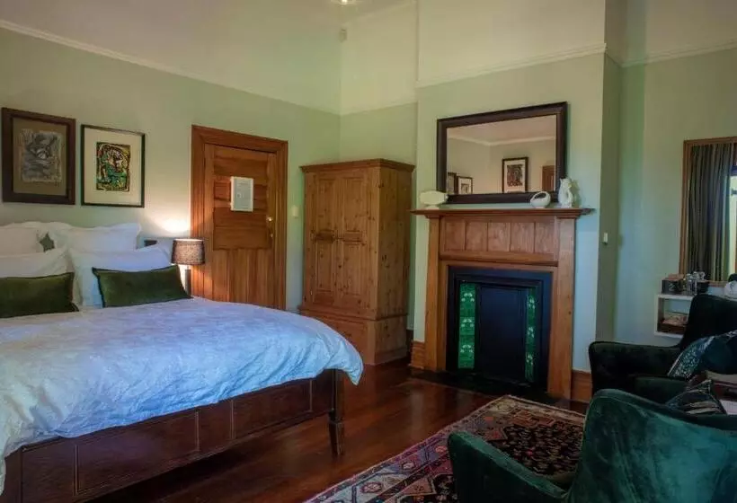 Superior-huone, Hawthorne House