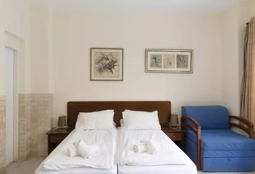 Standard Kolmen Hengen Huone, Port Inn
