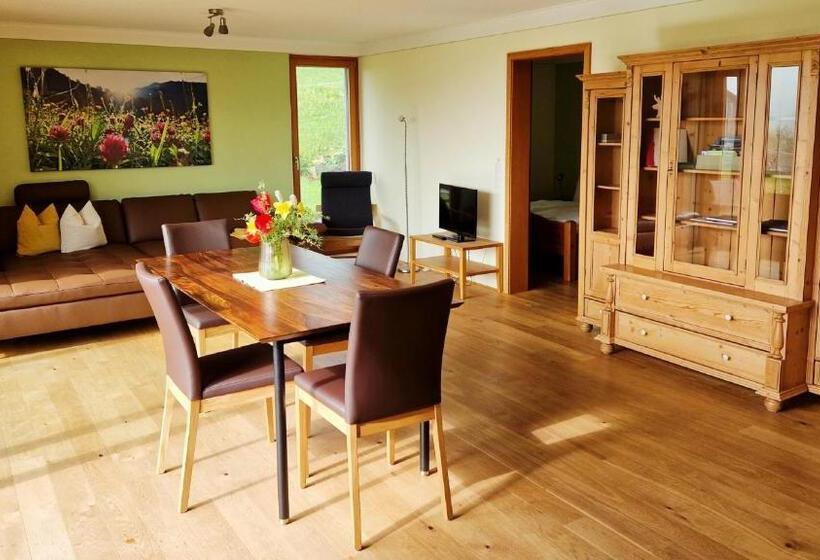 شقة غرفتين, Schweizer Hof