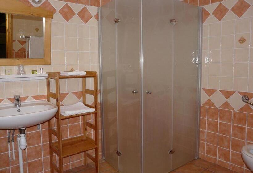 スタンダードスタジオ, Auberge Des Montauds