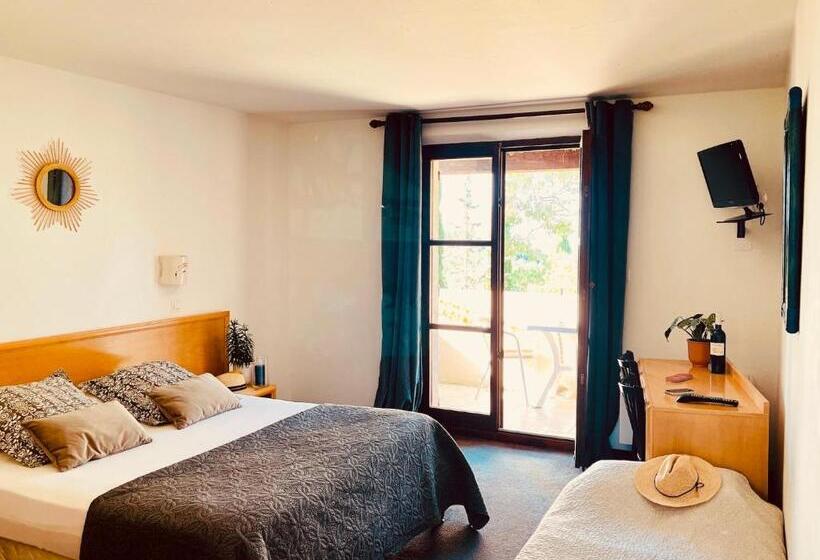 Трехместный Номер Стандарт с Балконом, Le Mas Des Collines